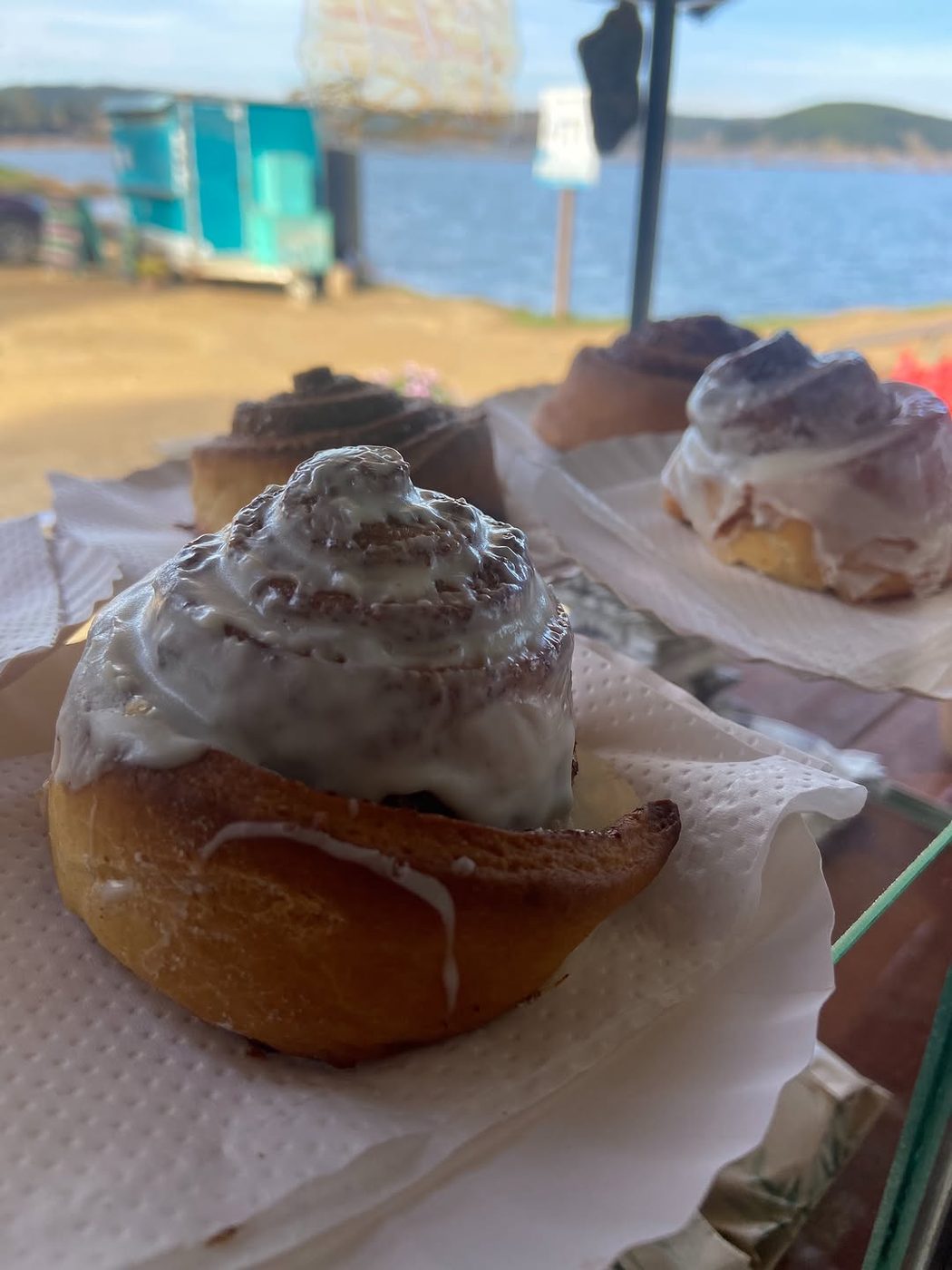 Rollitos de canela de ARREMO con la laguna de fondo